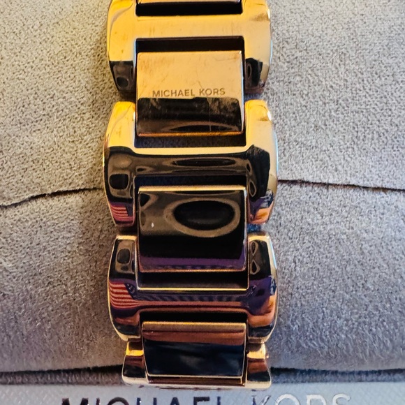 Beautiful rose gold Michael Kors watch!